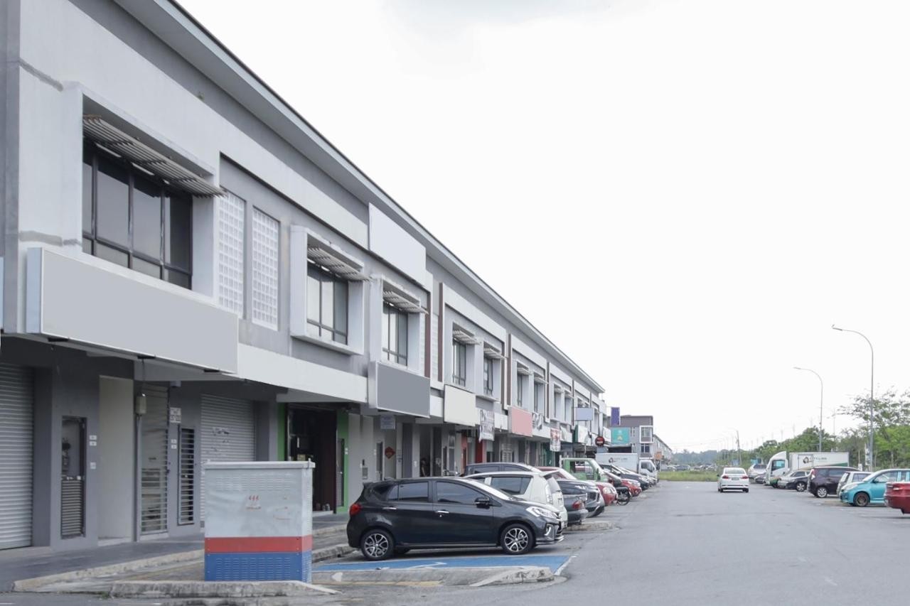 Oyo 90399 Green Home Hotel Syariah Sepang Zewnętrze zdjęcie